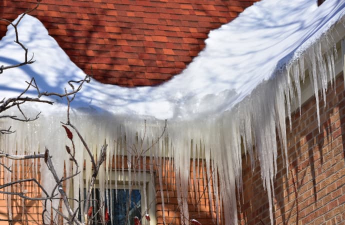 ice dams occurs
